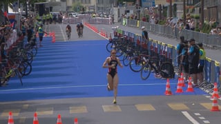 Wechselzone beim Triathlon, eine Athletin vorne weg, hinten holen drei Athletinnen auf.