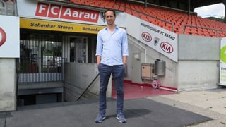Aarau Sportchef Sandro Burki steht im Stadion. 