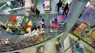 Blick von oben in einen Supermarkt.