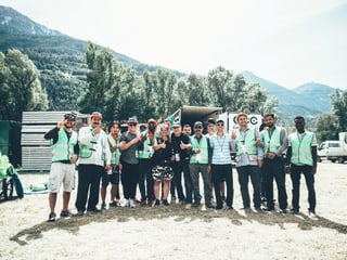 Gruppenbild mit vielen Asylsuchenden, die am Openair Gampel aufräumen.