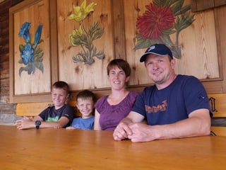 Robert und Barbara Gisler mit ihrem Marc (2. v. l.) und seinem Cousin Manuel vor ihrem Haus auf der Alp Heidmanegg. 