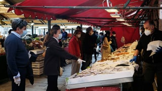 Kunden mit Masken auf einem Fischmarkt in Venedig