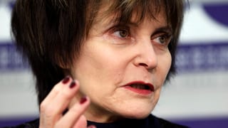 Kopf von Alt Bundesrätin Micheline Calmy-Rey, sie schaut zur Seite, ihre Hände sind gestikulierend erhoben. Kopf von Alt Bundesrätin Micheline Calmy-Rey, sie schaut zur Seite, ihre Hände sind gestikulierend erhoben.