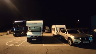 Camper auf LKW-Parkplätzen. Camper auf LKW-Parkplätzen.
