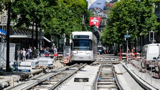 Die Baustelle an der Bahnhofstrasse - nackte Gleise, darüber fährt ein Tram.