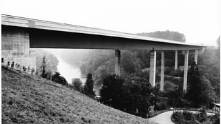 Schwarz-Weiss-Foto der Reusstalbrücke kurz nach ihrem Bau.