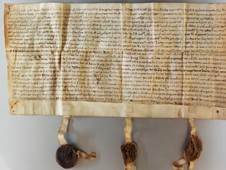 Ein dicht beschriebenes gelbliches papier mit den drei Siegeln am unteren Ende. Ein dicht beschriebenes gelbliches papier mit den drei Siegeln am unteren Ende.