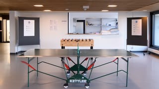 Raum mit Pingpong-Tisch, Tischfussball Raum mit Pingpong-Tisch, Tischfussball