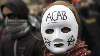 Frau mit Acab-Maske