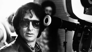 Steven Spielberg jung mit Sonnenbrille.