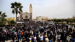 Viele Menschen vor einer Kirche, zu sehen auch Palmen. Viele Menschen vor einer Kirche, zu sehen auch Palmen.