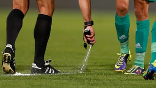 Schiedsrichter nutzten den Spray, damit die Spieler bei Freistössen den Abstand einhalten.