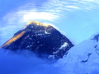 Gipfel des Mount Everest im Morgenlicht.