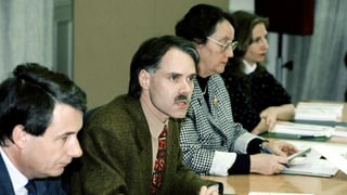 Alt-Bundesrat Moritz Leuenberger, damals noch Nationalrat, präsentiert 1989 die Ergebnisse der PUK zum «Fichen-Skandal».