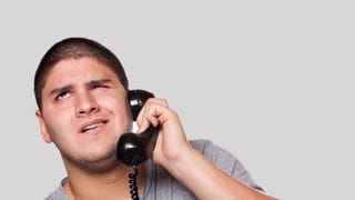Verärgerter Mann am Telefon. Verärgerter Mann am Telefon.