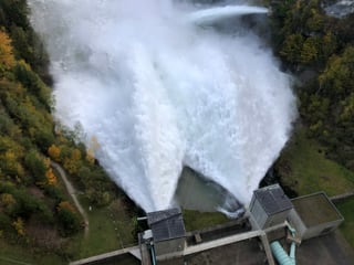 Küstliches Hochwasser durch Staumauer