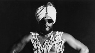 Isaac Hayes mit einem Bühnenkostüm. Isaac Hayes mit einem Bühnenkostüm.