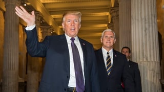  Donald Trump links winkt beim Verlassen des Capitols, recht sein Vize Mike Pence.