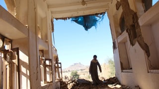 Junge in zerbombten Haus in Sanaa