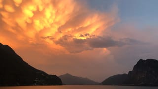 Von der Abendsonne beleuchtet Mammatuswolken über dem Luganersee. Von der Abendsonne beleuchtet Mammatuswolken über dem Luganersee.