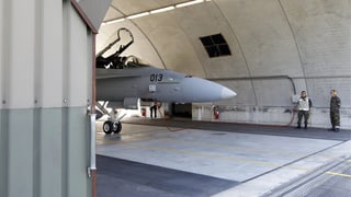 F/A-18 in einem Hangar.