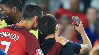 Ronaldo schiesst ein Selfie mit einem Platzstürmer.