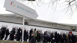 Novartis-Aktionäre stehen vor der St. Jakobshalle Schlange, um Einlass zu bekommen.