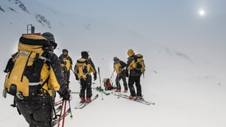 Retter bei schlechter Witterung auf Skiern Retter bei schlechter Witterung auf Skiern