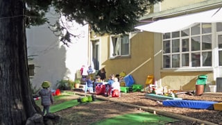 Kinder spielen vor Hort.