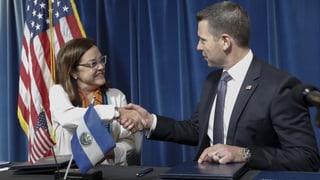 Die salvadorianische Aussenministerin Alexandra Hill schüttelt die Hand von Kevin K. McAleenan.