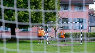 Kinder auf einer Wiese beim Fussballspielen