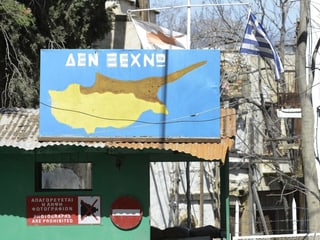 Grenzübergang in Nikosia mit einer Karte Zyperns.