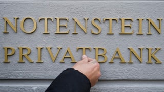 Eine Hand montiert die Buchstaben der Notenstein Privatbank auf eine Mauer