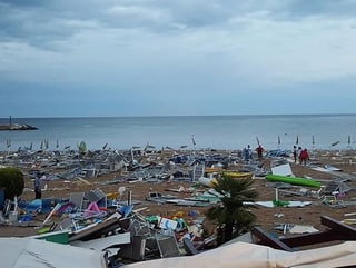 Verwüsteter Strand, Sonnenliegen, Sonnenschirm und Stühle hat der Sturm durcheinander gewirbelt. Verwüsteter Strand, Sonnenliegen, Sonnenschirm und Stühle hat der Sturm durcheinander gewirbelt.