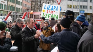 Leute mit Transparenten Leute mit Transparenten