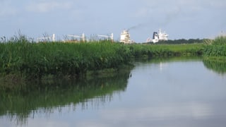 Fluss und im Hintergrund Schwerindustrie.