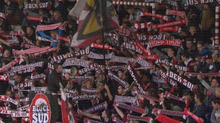 Die Fans des FC Thuns bejubeln ihre Mannschaft.