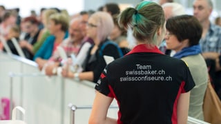 Junge Frau mit T-Shirt mit der Aufschrift «Team swissbaker.ch»