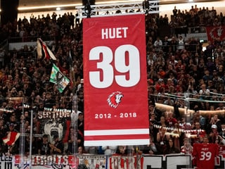 Die Goalie-Legende Cristobal Huet wurde geehrt. Die Goalie-Legende Cristobal Huet wurde geehrt.