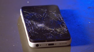 Smartphone mit zersplittertem Display. Smartphone mit zersplittertem Display.