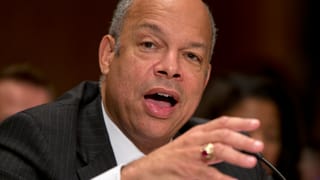 Jeh Johnson gestikuliert mit einer Hand.