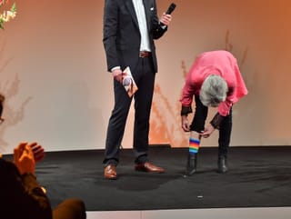 Margrit Bischofberger zeigt ihre geringelten Socken auf der Bühne.