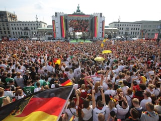 Tausende Fans am Brandenburger Tor.