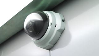 Nahaufnahme Überwachungskamera an einer Hausfassade.