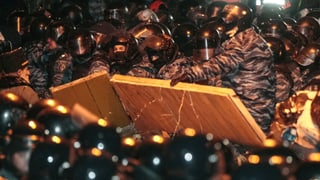 Polizisten reissen Barrikaden nieder