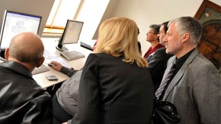 Regierungsrat Peter Gomm (SP, rechts) und andere Interessierte beobachten 2009 die Wahlresultate auf Bildschirmen.