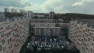 Totale Aufnahme eines Wohnblocks, gefilmt von weit oben mit Hilfe einer Drohne. Totale Aufnahme eines Wohnblocks, gefilmt von weit oben mit Hilfe einer Drohne.