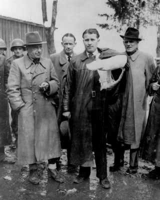Wernher von Braun (mit Verband), der Erfinder der V2-Rakete, am 2. Mai 1945 in Peenemünde. Wernher von Braun (mit Verband), der Erfinder der V2-Rakete, am 2. Mai 1945 in Peenemünde.