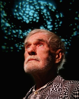 Ein Porträt von Timothy Leary.