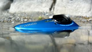 Eine blaue wasserdichte Canon-Kamera. Eine blaue wasserdichte Canon-Kamera.